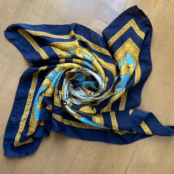 Butterfly Patterned Scarf - Picture 5 of 5